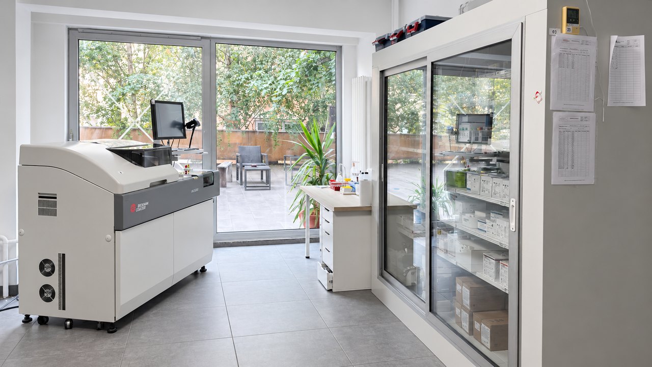 Beckman Coulter AU480 biochemistry analyser at VetPro laboratory.