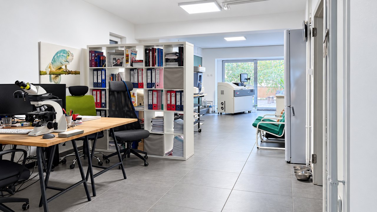 Radni prostor VetPro laboratorije sa mikroskopom i stručnom literaturom.